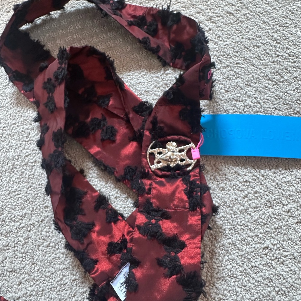 Men's Red and Black Textured Scarf with Decorative Buckle